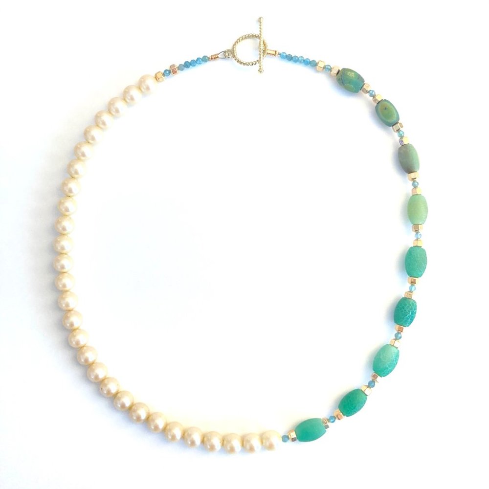 Amazon - Short Pearls Necklace with Green Glass Be